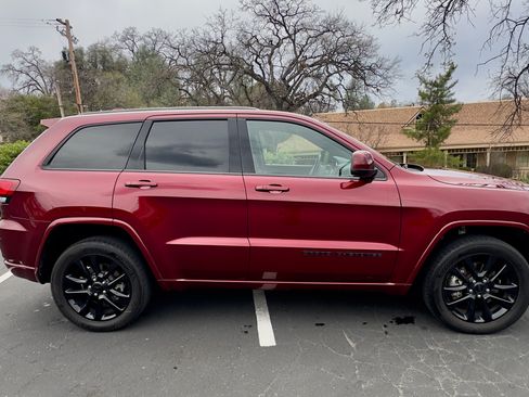Used 2021 Jeep Grand Cherokee Laredo X image 1