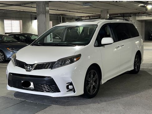 Used 2018 Toyota Sienna SE w/ SE Preferred Package image 16