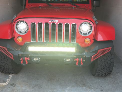 Used 2017 Jeep Wrangler Sahara w/ Connectivity Group AWD/4WD image 5