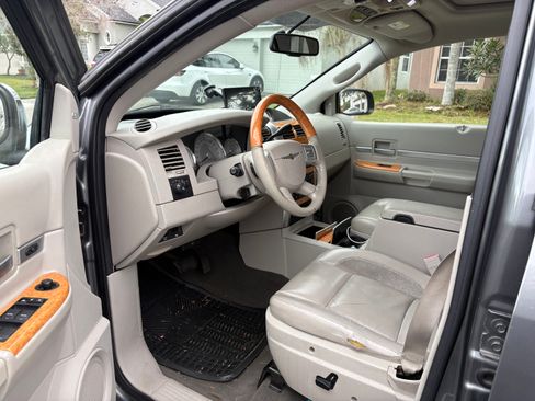 Used 2008 Chrysler Aspen Limited image 8