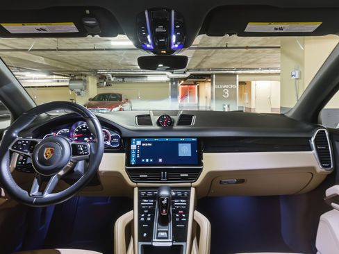 Used 2019 Porsche Cayenne Sport Utility 4D image 14