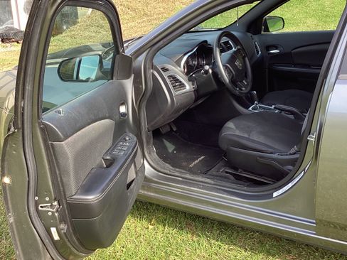 Used 2013 Dodge Avenger SE image 14