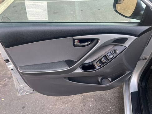 Used 2015 Hyundai Elantra SE image 6