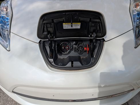Used 2015 Nissan Leaf SL image 14