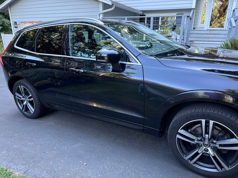 Used 2019 Volvo XC60 T5 Momentum w/ Premium Package AWD/4WD image 4