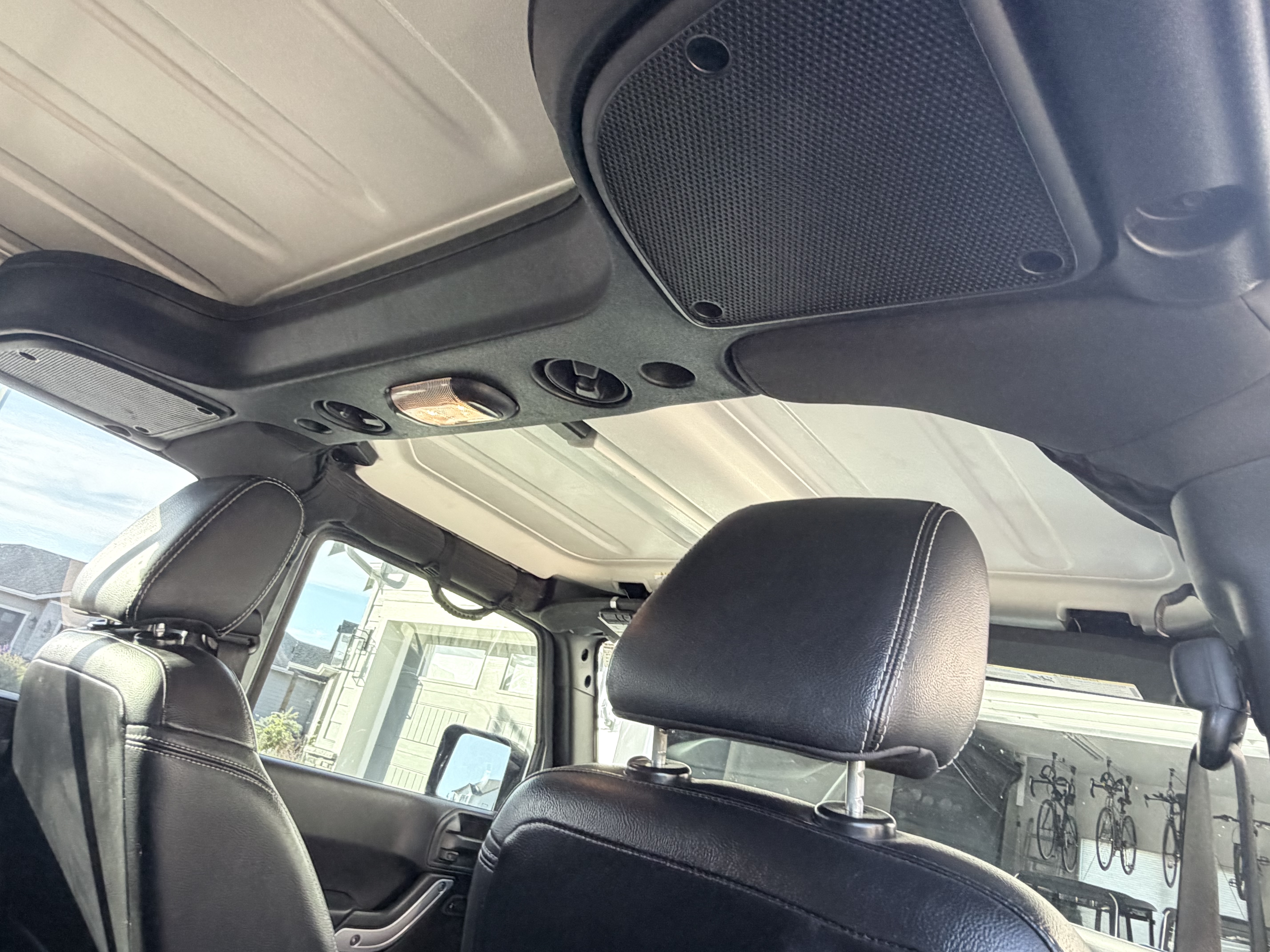 Used 2015 Jeep Wrangler Unlimited Rubicon w/ Connectivity Group AWD/4WD image 12