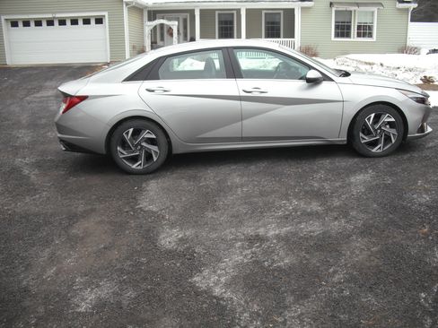 Used 2021 Hyundai Elantra Limited w/ Cargo Package image 5