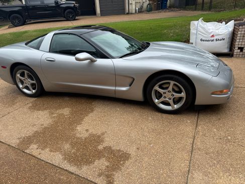 Used 2000 Chevrolet Corvette Coupe image 2