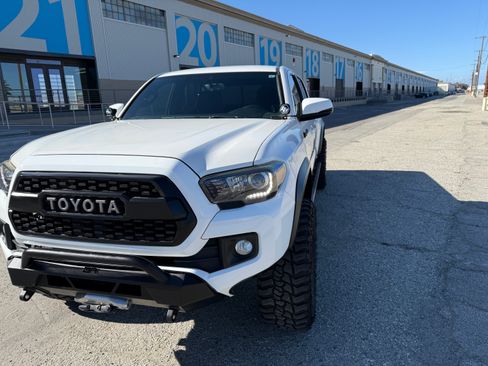 Used 2017 Toyota Tacoma TRD Off-Road image 2