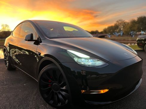 Used 2023 Tesla Model Y Performance image 1