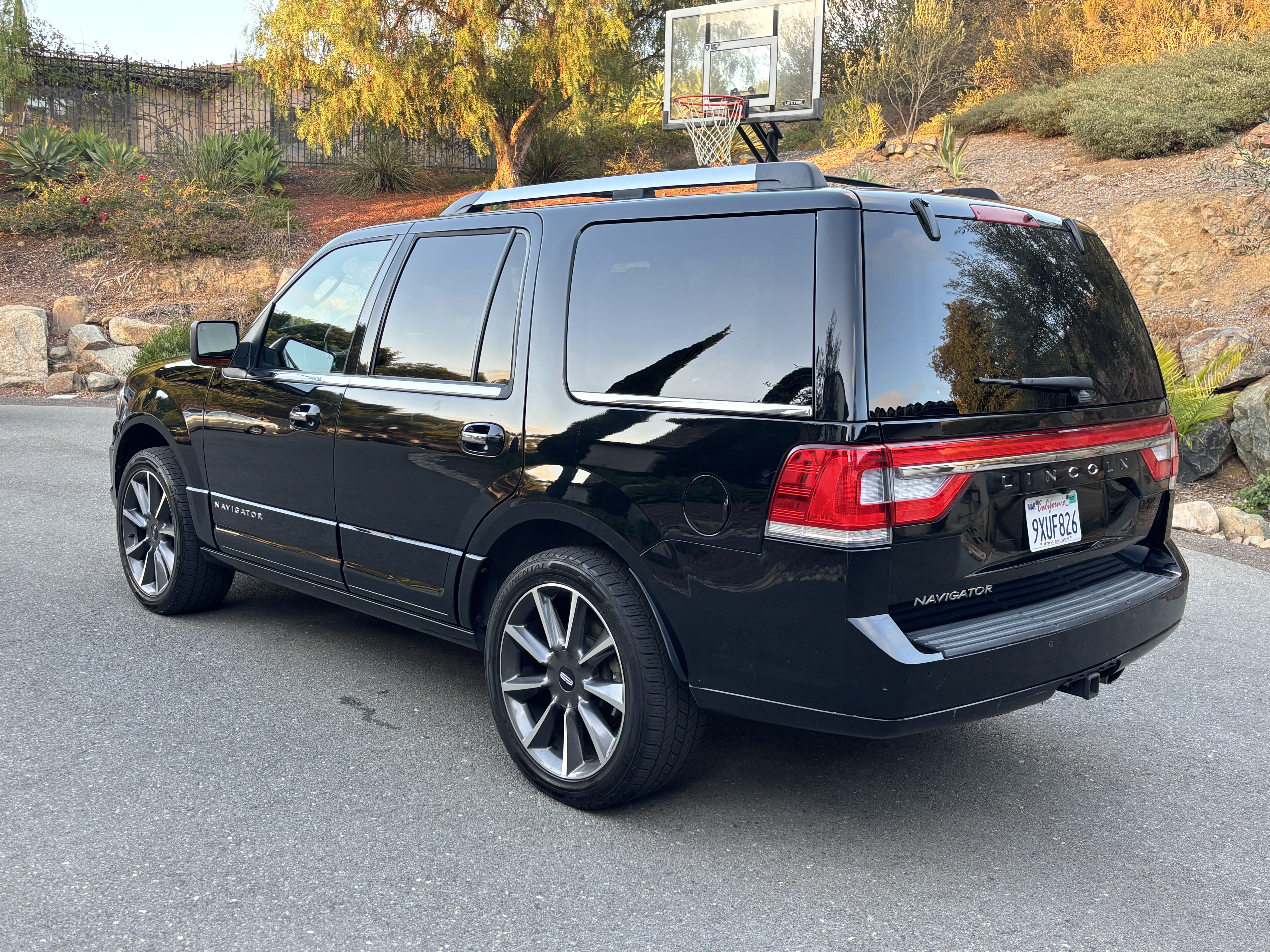 Used 2017 Lincoln Navigator Reserve AWD/4WD image 2