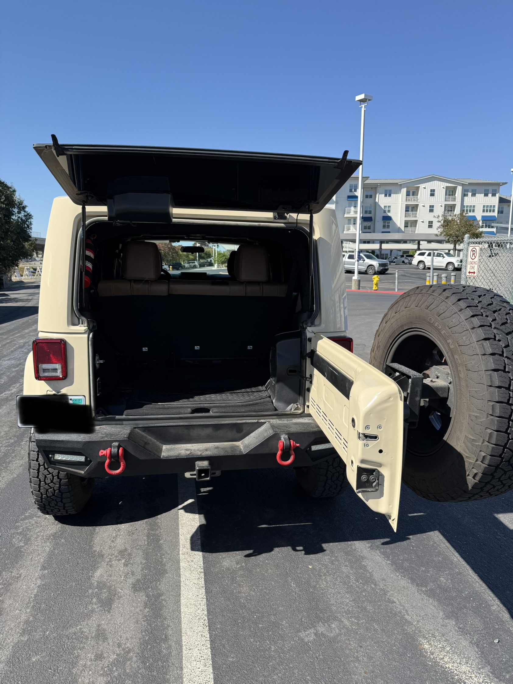 Used 2011 Jeep Wrangler Unlimited Sahara w/ Connectivity Group AWD/4WD image 12