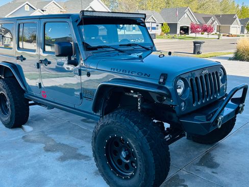 Used 2015 Jeep Wrangler Unlimited Rubicon w/ Connectivity Group AWD/4WD image 10
