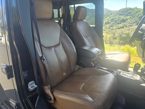 Used 2013 Jeep Wrangler Unlimited Sahara image 19