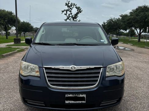 Used 2008 Chrysler Town & Country LX FWD image 6