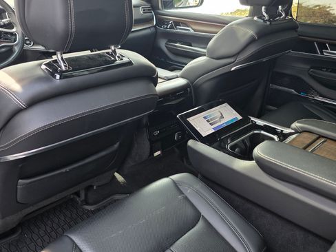 Used 2023 Jeep Grand Wagoneer Series II image 9