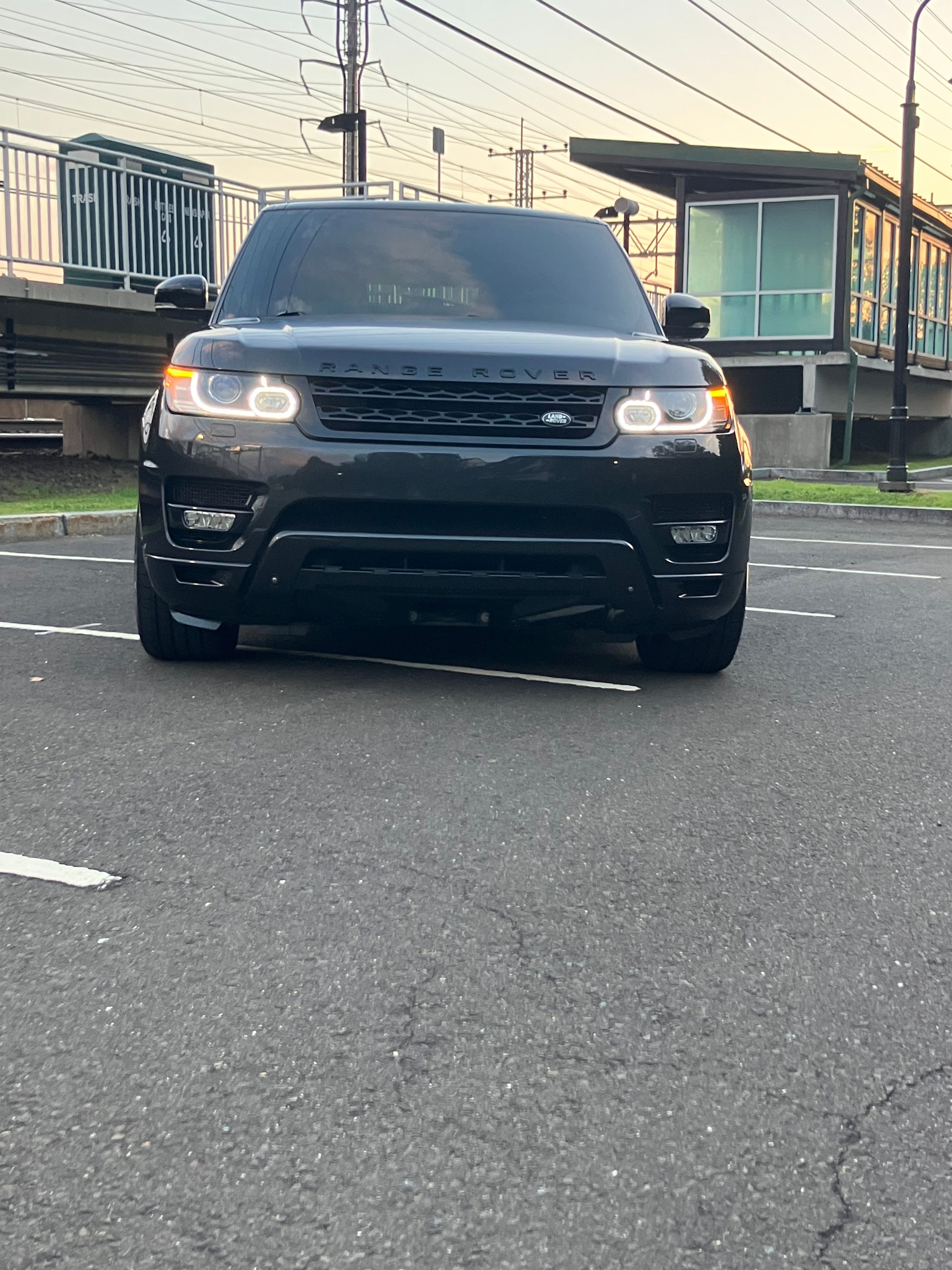 Used 2014 Land Rover Range Rover Sport Supercharged AWD/4WD image 2