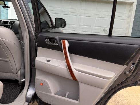 Used 2013 Toyota Highlander Limited image 10