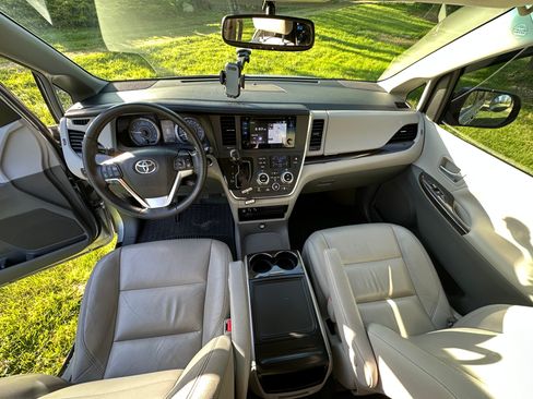 Used 2017 Toyota Sienna AWD image 5
