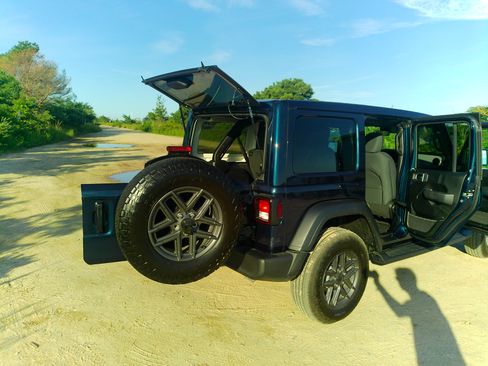 Used 2025 Jeep Wrangler Unlimited Sport AWD/4WD image 2