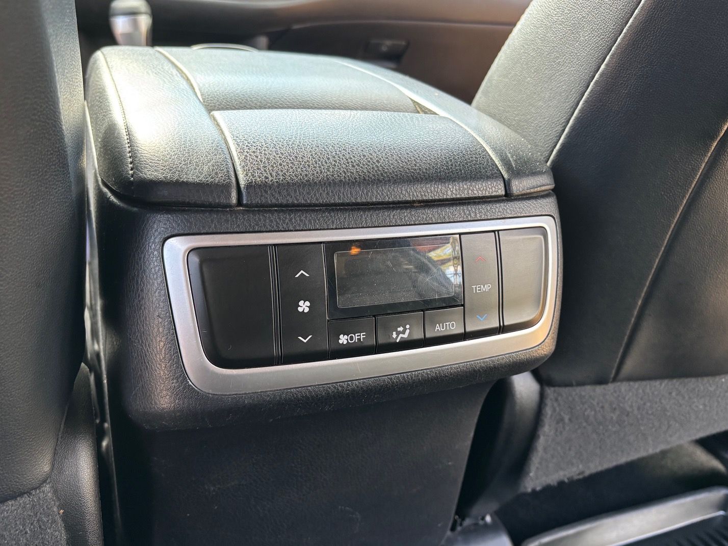 Used 2018 Toyota Highlander XLE AWD/4WD image 12