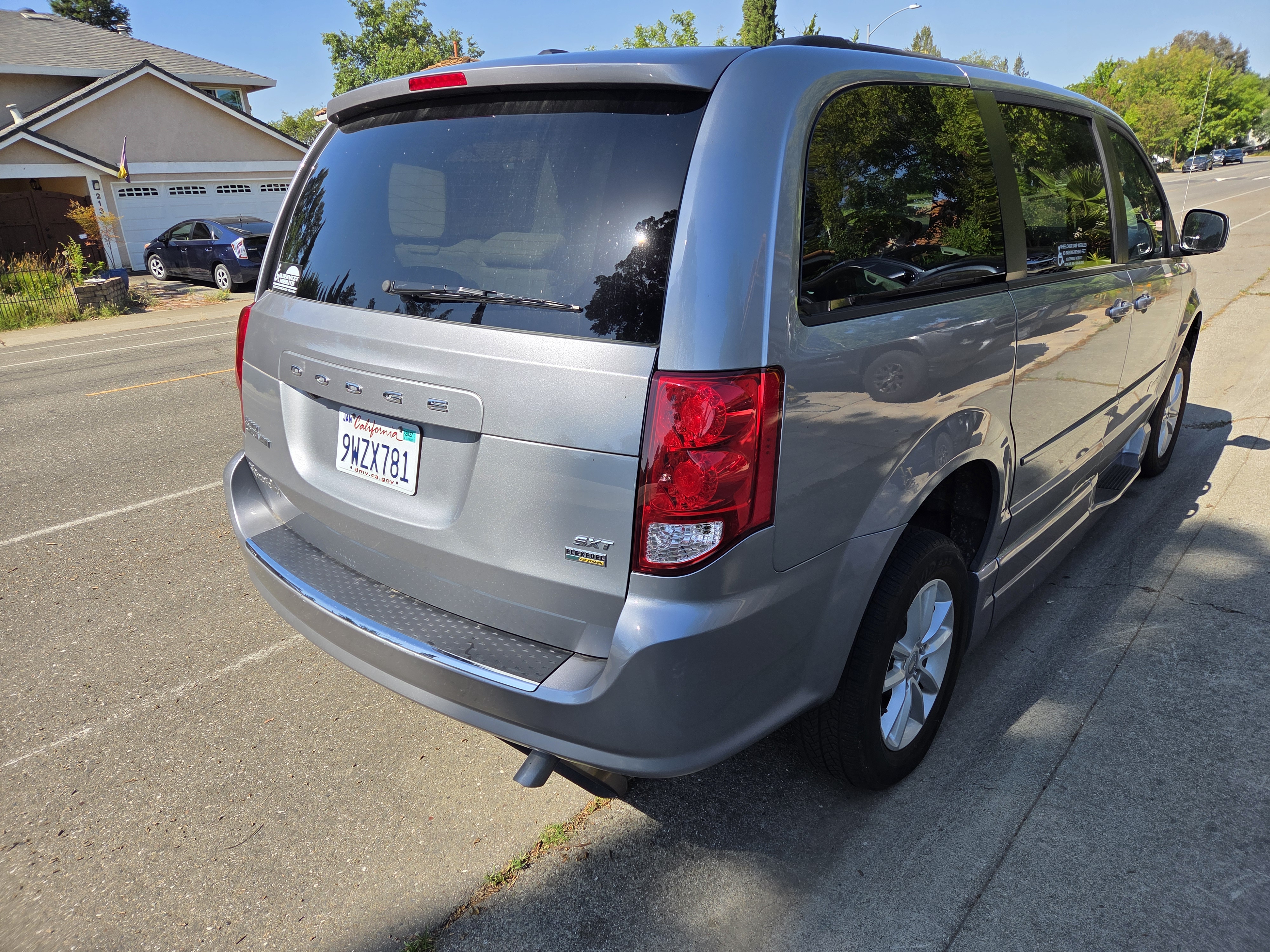 Used 2015 Dodge Grand Caravan SXT w/ UConnect Hands-Free Group FWD image 11