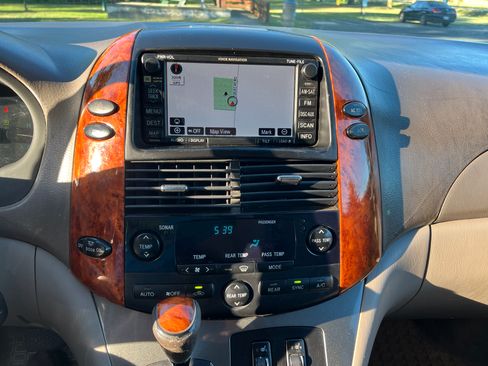 Used 2007 Toyota Sienna XLE Limited image 9