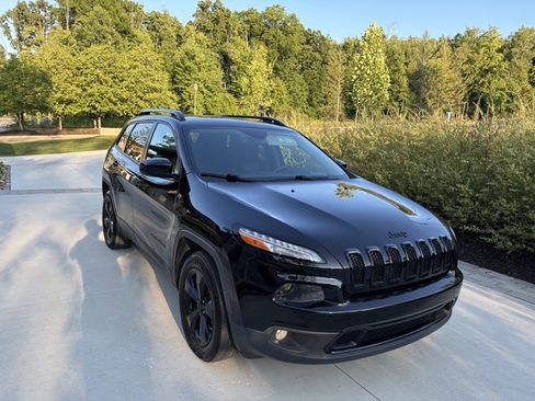 Used 2018 Jeep Cherokee Latitude w/ Altitude Package AWD/4WD image 4