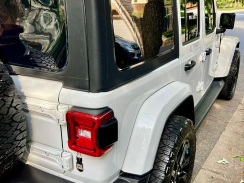 Used 2022 Jeep Wrangler Unlimited Sahara w/ Cold Weather Group AWD/4WD image 4