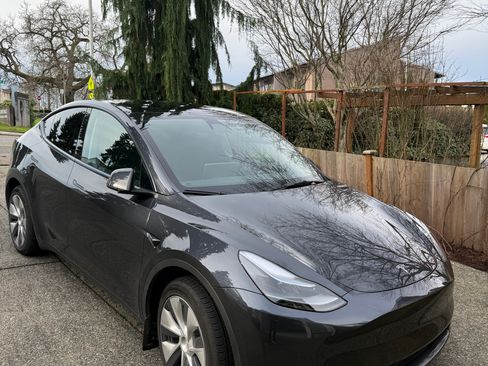Used 2024 Tesla Model Y Long Range image 2