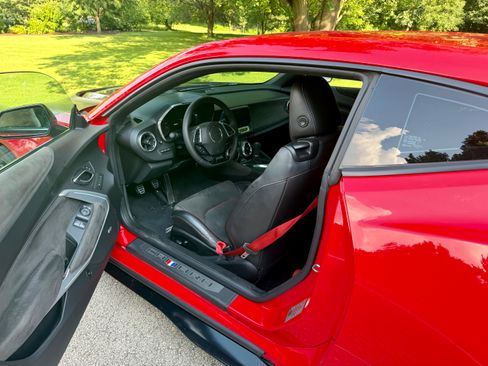 Used 2018 Chevrolet Camaro ZL1 RWD image 6