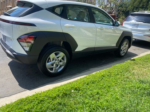 Used 2024 Hyundai Kona SE AWD/4WD image 2