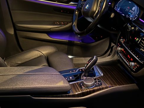 Used 2020 BMW 530e w/ Convenience Package image 7