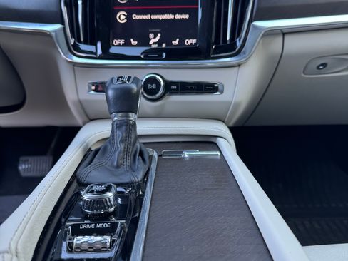 Used 2020 Volvo V90 T6 Cross Country image 11