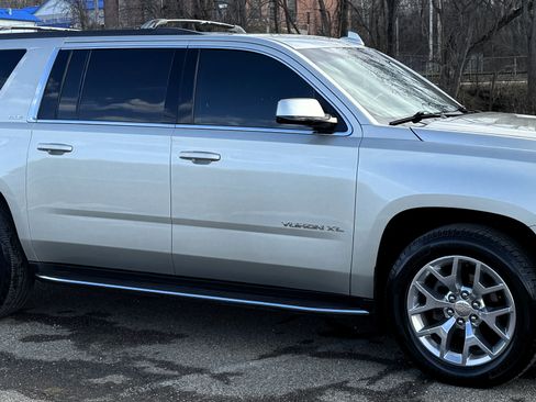 Used 2017 GMC Yukon XL SLE w/ SLE Value Package image 9