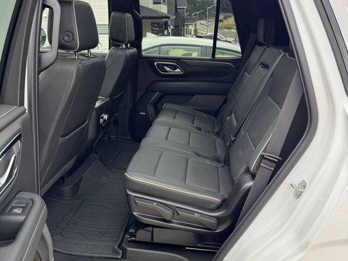 Used 2024 GMC Yukon SLT w/ SLT Premium Package image 10