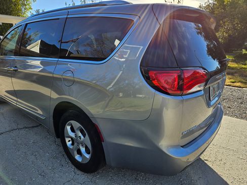 Used 2017 Chrysler Pacifica Touring-L Plus image 4