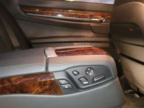 Used 2015 BMW 750Li xDrive image 16