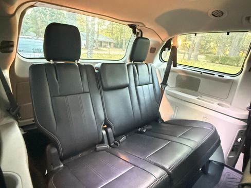 Used 2015 Chrysler Town & Country Touring w/ Driver Convenience Group image 11