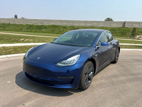 Used 2019 Tesla Model 3 Mid Range RWD image 2