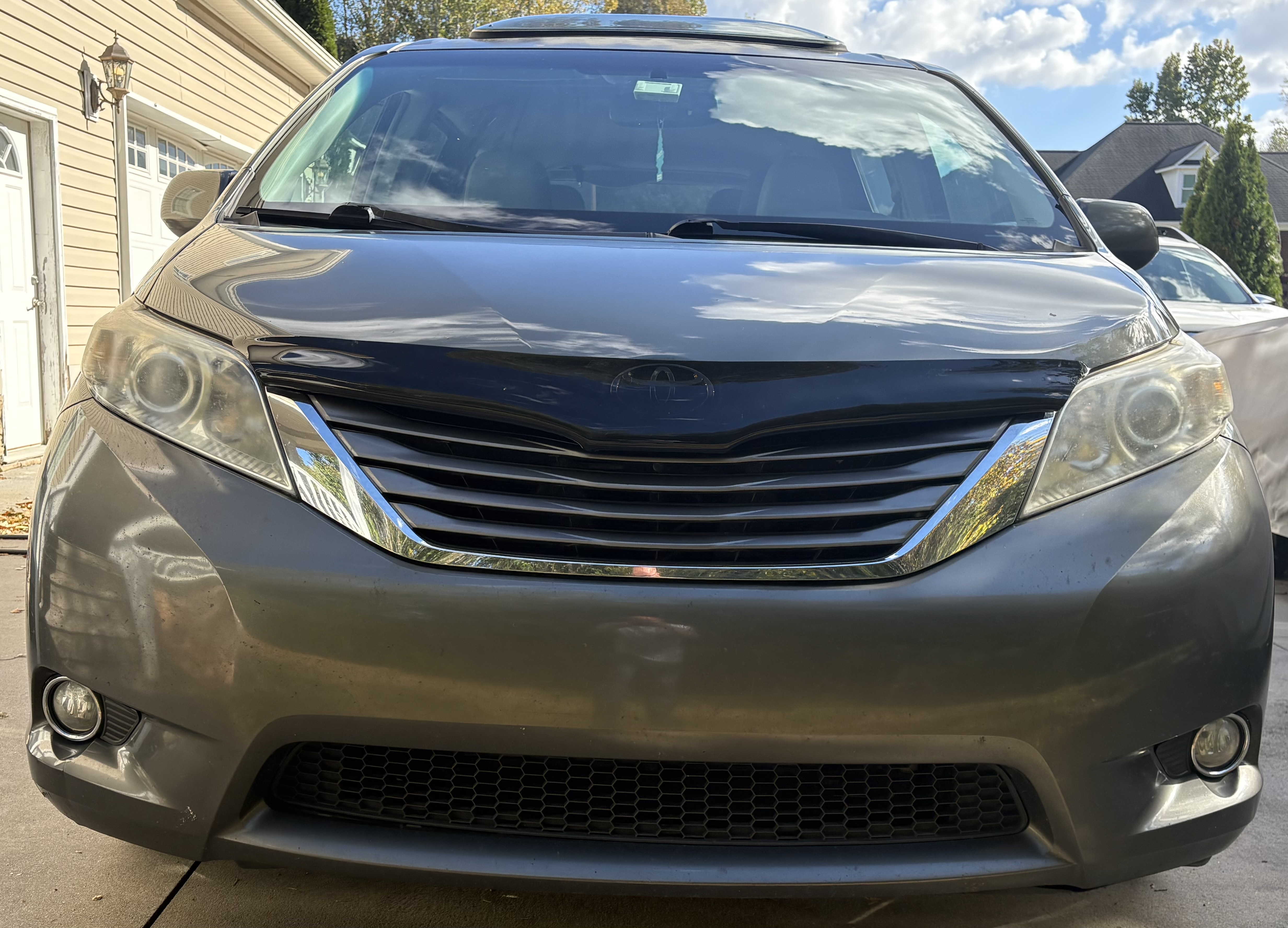 Used 2011 Toyota Sienna XLE FWD image 2