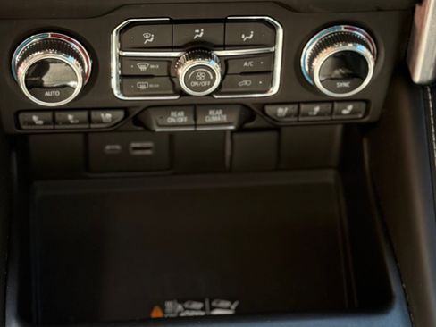 Used 2023 GMC Yukon SLT w/ SLT Premium Package image 14
