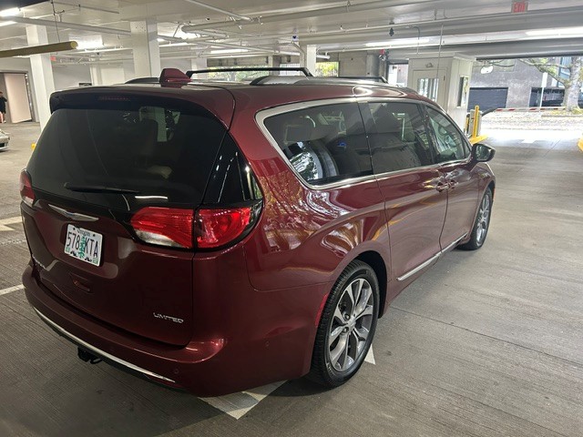 Used 2018 Chrysler Pacifica Limited w/ Tire & Wheel Group FWD image 5