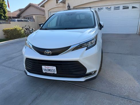 Used 2022 Toyota Sienna XLE AWD/4WD image 1