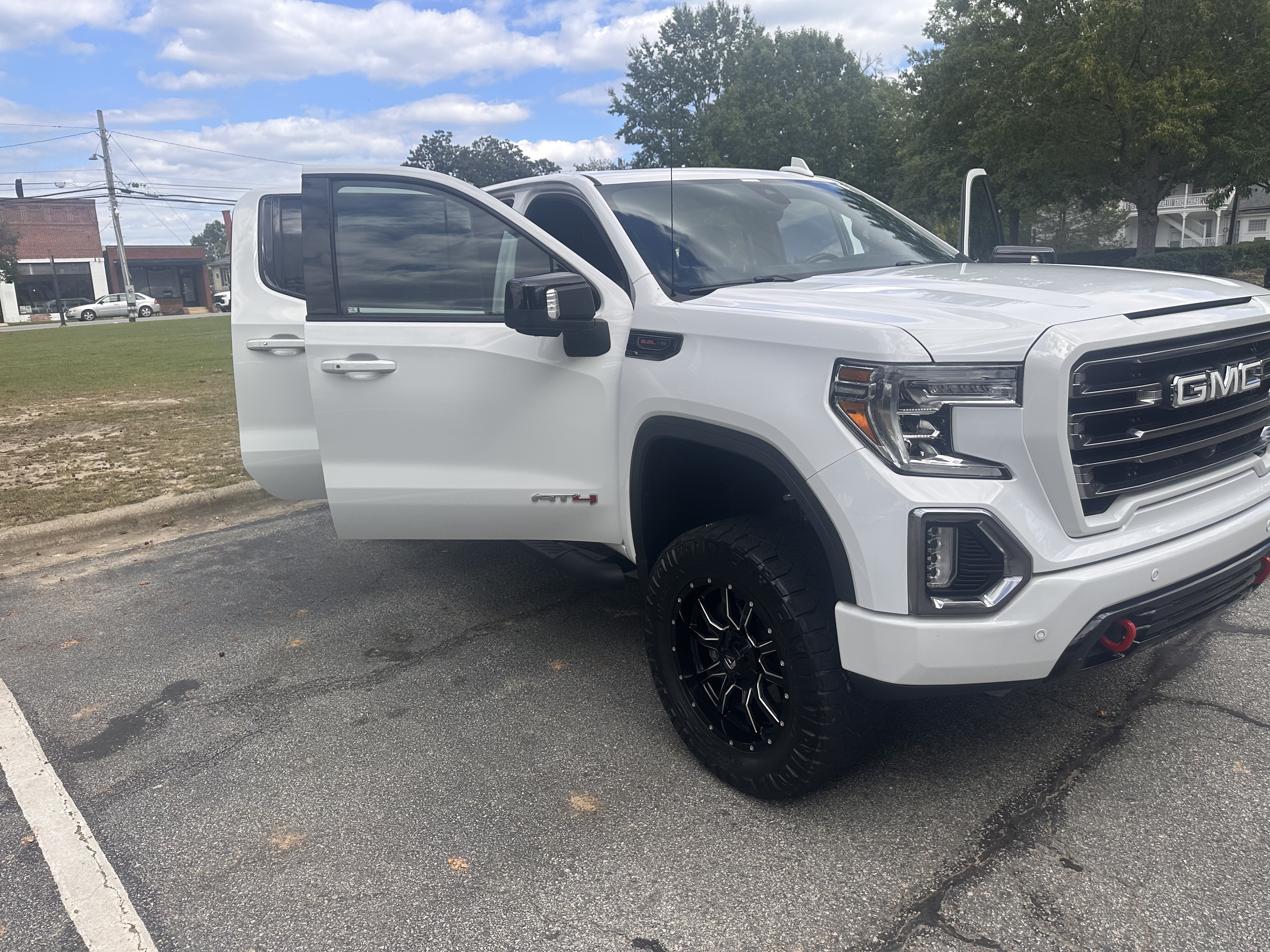 Used 2020 GMC Sierra 1500 AT4 w/ AT4 Premium Package AWD/4WD image 8