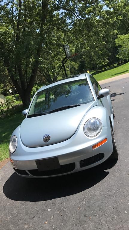 Used 2009 Volkswagen Beetle Coupe FWD image 1