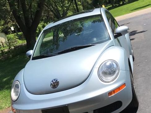Used 2009 Volkswagen Beetle Coupe FWD image 1