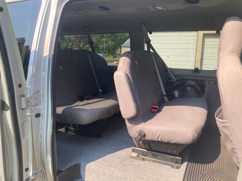 Used 2010 Ford E-350 and Econoline 350 XLT image 9