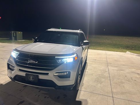 Used 2020 Ford Explorer XLT w/ Equipment Group 202A AWD/4WD image 8