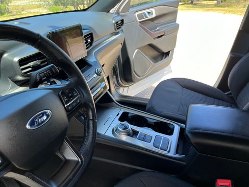 Used 2020 Ford Explorer XLT image 4